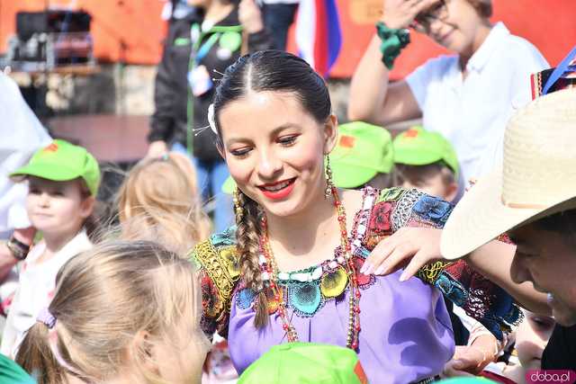 [WIDEO/FOTO] Występy zagranicznych zespołów podczas Śniadania na Trawie w Forcie Gaj. Ruszył 33. Międzynarodowy Festiwal Folkloru