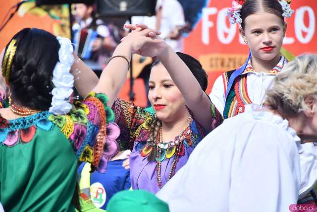 [WIDEO/FOTO] Występy zagranicznych zespołów podczas Śniadania na Trawie w Forcie Gaj. Ruszył 33. Międzynarodowy Festiwal Folkloru