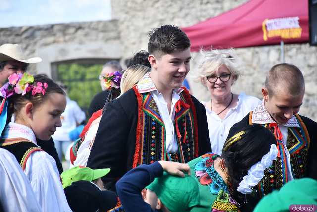 [WIDEO/FOTO] Występy zagranicznych zespołów podczas Śniadania na Trawie w Forcie Gaj. Ruszył 33. Międzynarodowy Festiwal Folkloru