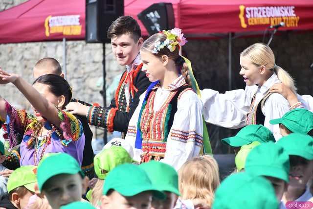 [WIDEO/FOTO] Występy zagranicznych zespołów podczas Śniadania na Trawie w Forcie Gaj. Ruszył 33. Międzynarodowy Festiwal Folkloru