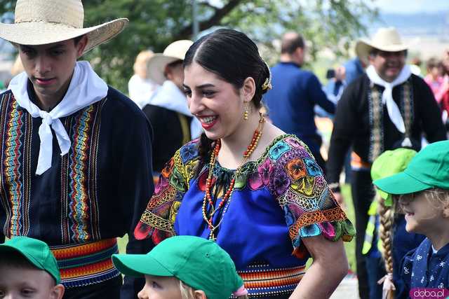 [WIDEO/FOTO] Występy zagranicznych zespołów podczas Śniadania na Trawie w Forcie Gaj. Ruszył 33. Międzynarodowy Festiwal Folkloru
