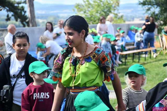 [WIDEO/FOTO] Występy zagranicznych zespołów podczas Śniadania na Trawie w Forcie Gaj. Ruszył 33. Międzynarodowy Festiwal Folkloru
