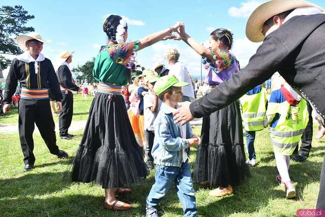 [WIDEO/FOTO] Występy zagranicznych zespołów podczas Śniadania na Trawie w Forcie Gaj. Ruszył 33. Międzynarodowy Festiwal Folkloru