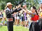 [WIDEO/FOTO] Występy zagranicznych zespołów podczas Śniadania na Trawie w Forcie Gaj. Ruszył 33. Międzynarodowy Festiwal Folkloru