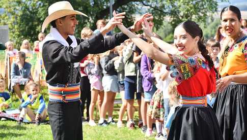 [WIDEO/FOTO] Występy zagranicznych zespołów podczas Śniadania na Trawie w Forcie Gaj. Ruszył 33. Międzynarodowy Festiwal Folkloru