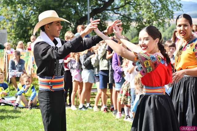 [WIDEO/FOTO] Występy zagranicznych zespołów podczas Śniadania na Trawie w Forcie Gaj. Ruszył 33. Międzynarodowy Festiwal Folkloru