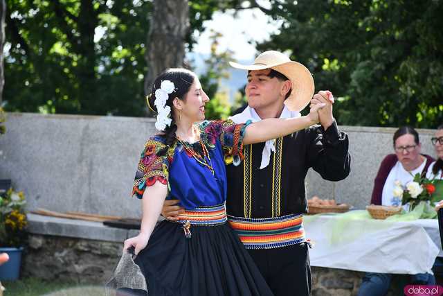 [WIDEO/FOTO] Występy zagranicznych zespołów podczas Śniadania na Trawie w Forcie Gaj. Ruszył 33. Międzynarodowy Festiwal Folkloru
