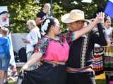 [WIDEO/FOTO] Występy zagranicznych zespołów podczas Śniadania na Trawie w Forcie Gaj. Ruszył 33. Międzynarodowy Festiwal Folkloru