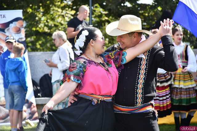 [WIDEO/FOTO] Występy zagranicznych zespołów podczas Śniadania na Trawie w Forcie Gaj. Ruszył 33. Międzynarodowy Festiwal Folkloru