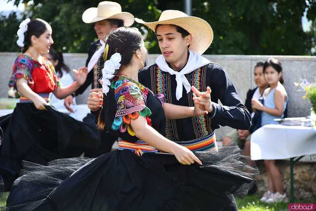 [WIDEO/FOTO] Występy zagranicznych zespołów podczas Śniadania na Trawie w Forcie Gaj. Ruszył 33. Międzynarodowy Festiwal Folkloru