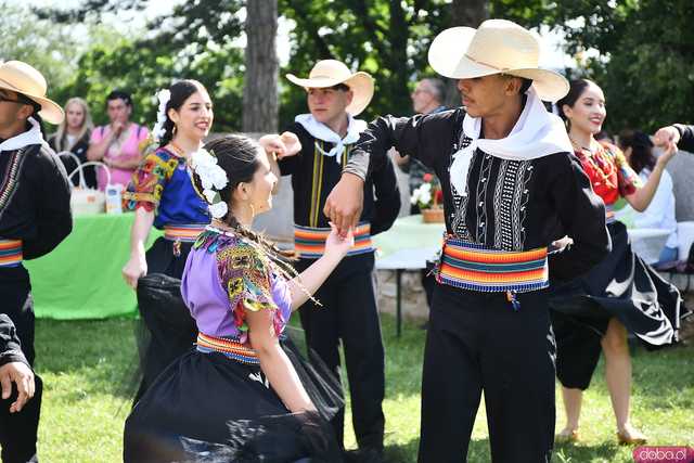[WIDEO/FOTO] Występy zagranicznych zespołów podczas Śniadania na Trawie w Forcie Gaj. Ruszył 33. Międzynarodowy Festiwal Folkloru