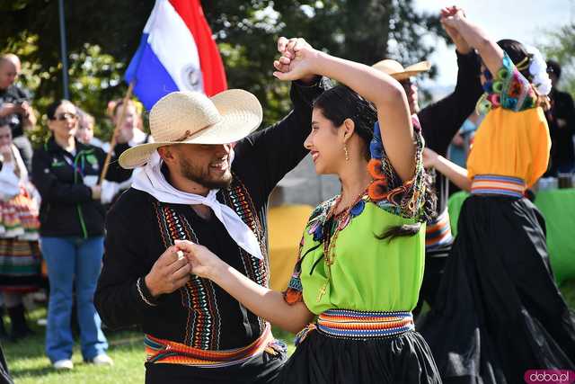 [WIDEO/FOTO] Występy zagranicznych zespołów podczas Śniadania na Trawie w Forcie Gaj. Ruszył 33. Międzynarodowy Festiwal Folkloru