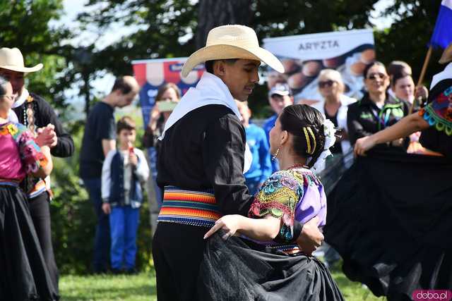 [WIDEO/FOTO] Występy zagranicznych zespołów podczas Śniadania na Trawie w Forcie Gaj. Ruszył 33. Międzynarodowy Festiwal Folkloru