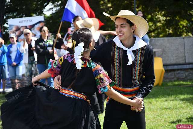[WIDEO/FOTO] Występy zagranicznych zespołów podczas Śniadania na Trawie w Forcie Gaj. Ruszył 33. Międzynarodowy Festiwal Folkloru