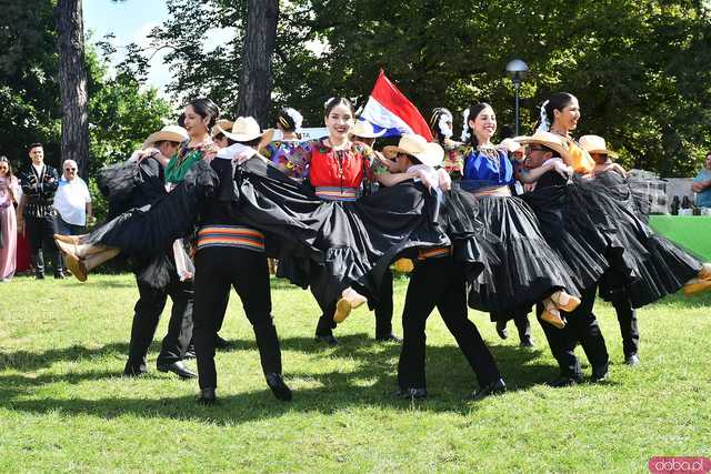 [WIDEO/FOTO] Występy zagranicznych zespołów podczas Śniadania na Trawie w Forcie Gaj. Ruszył 33. Międzynarodowy Festiwal Folkloru