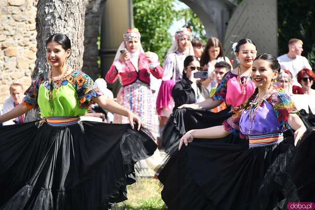 [WIDEO/FOTO] Występy zagranicznych zespołów podczas Śniadania na Trawie w Forcie Gaj. Ruszył 33. Międzynarodowy Festiwal Folkloru