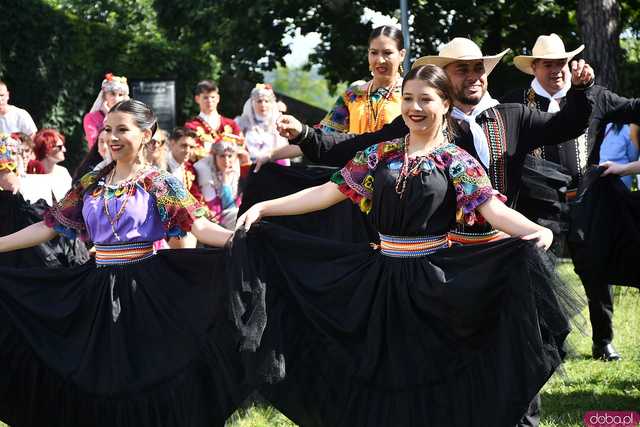 [WIDEO/FOTO] Występy zagranicznych zespołów podczas Śniadania na Trawie w Forcie Gaj. Ruszył 33. Międzynarodowy Festiwal Folkloru
