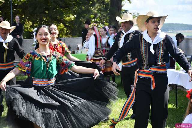 [WIDEO/FOTO] Występy zagranicznych zespołów podczas Śniadania na Trawie w Forcie Gaj. Ruszył 33. Międzynarodowy Festiwal Folkloru