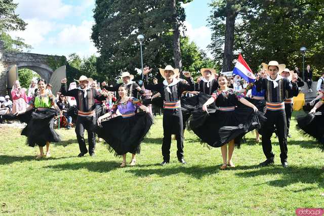 [WIDEO/FOTO] Występy zagranicznych zespołów podczas Śniadania na Trawie w Forcie Gaj. Ruszył 33. Międzynarodowy Festiwal Folkloru