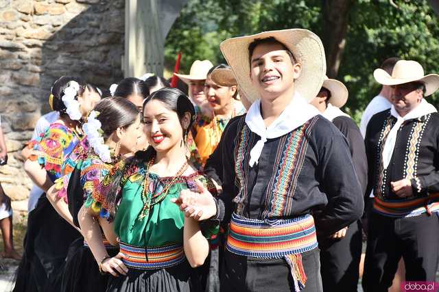 [WIDEO/FOTO] Występy zagranicznych zespołów podczas Śniadania na Trawie w Forcie Gaj. Ruszył 33. Międzynarodowy Festiwal Folkloru