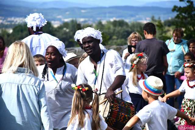 [WIDEO/FOTO] Występy zagranicznych zespołów podczas Śniadania na Trawie w Forcie Gaj. Ruszył 33. Międzynarodowy Festiwal Folkloru