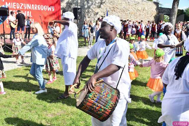 [WIDEO/FOTO] Występy zagranicznych zespołów podczas Śniadania na Trawie w Forcie Gaj. Ruszył 33. Międzynarodowy Festiwal Folkloru