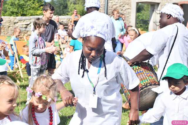 [WIDEO/FOTO] Występy zagranicznych zespołów podczas Śniadania na Trawie w Forcie Gaj. Ruszył 33. Międzynarodowy Festiwal Folkloru