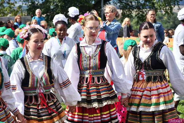 [WIDEO/FOTO] Występy zagranicznych zespołów podczas Śniadania na Trawie w Forcie Gaj. Ruszył 33. Międzynarodowy Festiwal Folkloru