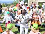 [WIDEO/FOTO] Występy zagranicznych zespołów podczas Śniadania na Trawie w Forcie Gaj. Ruszył 33. Międzynarodowy Festiwal Folkloru