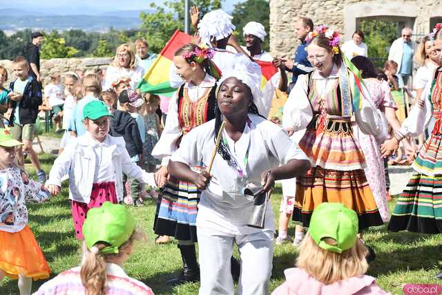 [WIDEO/FOTO] Występy zagranicznych zespołów podczas Śniadania na Trawie w Forcie Gaj. Ruszył 33. Międzynarodowy Festiwal Folkloru