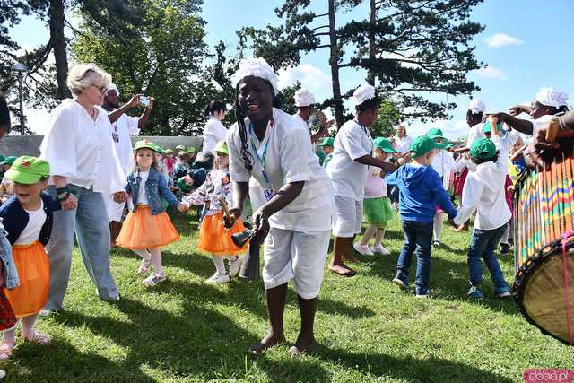 [WIDEO/FOTO] Występy zagranicznych zespołów podczas Śniadania na Trawie w Forcie Gaj. Ruszył 33. Międzynarodowy Festiwal Folkloru