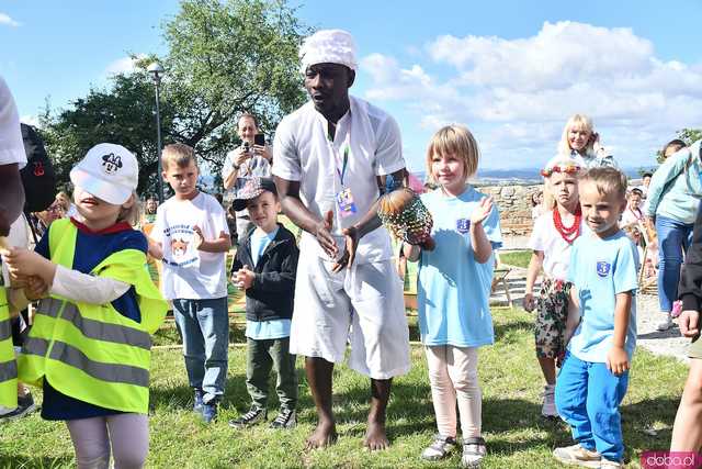 [WIDEO/FOTO] Występy zagranicznych zespołów podczas Śniadania na Trawie w Forcie Gaj. Ruszył 33. Międzynarodowy Festiwal Folkloru