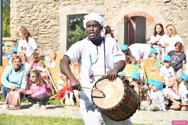 [WIDEO/FOTO] Występy zagranicznych zespołów podczas Śniadania na Trawie w Forcie Gaj. Ruszył 33. Międzynarodowy Festiwal Folkloru