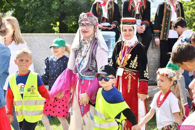 [WIDEO/FOTO] Występy zagranicznych zespołów podczas Śniadania na Trawie w Forcie Gaj. Ruszył 33. Międzynarodowy Festiwal Folkloru