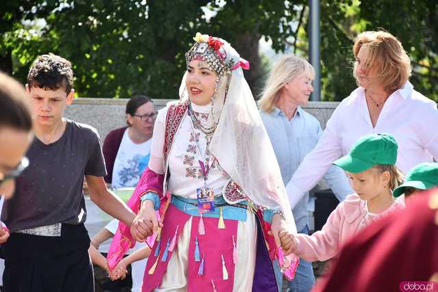 [WIDEO/FOTO] Występy zagranicznych zespołów podczas Śniadania na Trawie w Forcie Gaj. Ruszył 33. Międzynarodowy Festiwal Folkloru