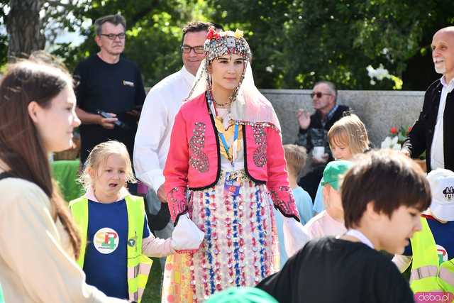 [WIDEO/FOTO] Występy zagranicznych zespołów podczas Śniadania na Trawie w Forcie Gaj. Ruszył 33. Międzynarodowy Festiwal Folkloru
