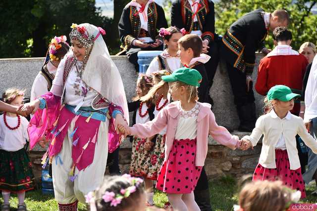 [WIDEO/FOTO] Występy zagranicznych zespołów podczas Śniadania na Trawie w Forcie Gaj. Ruszył 33. Międzynarodowy Festiwal Folkloru