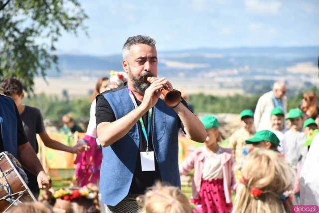 [WIDEO/FOTO] Występy zagranicznych zespołów podczas Śniadania na Trawie w Forcie Gaj. Ruszył 33. Międzynarodowy Festiwal Folkloru