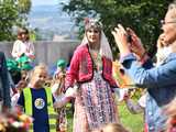 [WIDEO/FOTO] Występy zagranicznych zespołów podczas Śniadania na Trawie w Forcie Gaj. Ruszył 33. Międzynarodowy Festiwal Folkloru