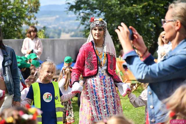 [WIDEO/FOTO] Występy zagranicznych zespołów podczas Śniadania na Trawie w Forcie Gaj. Ruszył 33. Międzynarodowy Festiwal Folkloru