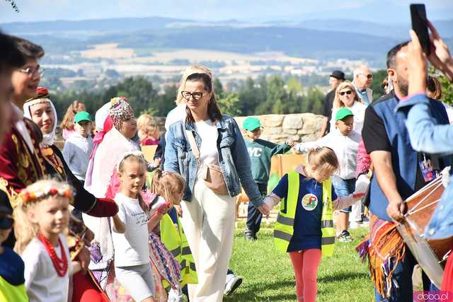 [WIDEO/FOTO] Występy zagranicznych zespołów podczas Śniadania na Trawie w Forcie Gaj. Ruszył 33. Międzynarodowy Festiwal Folkloru