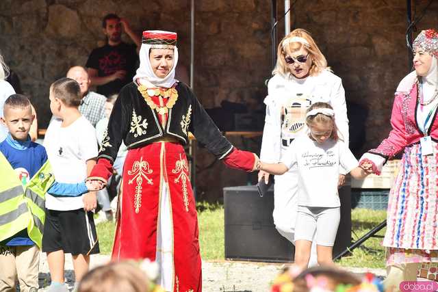 [WIDEO/FOTO] Występy zagranicznych zespołów podczas Śniadania na Trawie w Forcie Gaj. Ruszył 33. Międzynarodowy Festiwal Folkloru