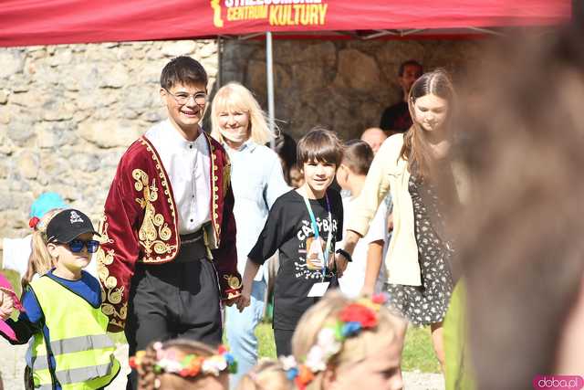 [WIDEO/FOTO] Występy zagranicznych zespołów podczas Śniadania na Trawie w Forcie Gaj. Ruszył 33. Międzynarodowy Festiwal Folkloru