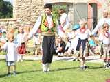 [WIDEO/FOTO] Występy zagranicznych zespołów podczas Śniadania na Trawie w Forcie Gaj. Ruszył 33. Międzynarodowy Festiwal Folkloru