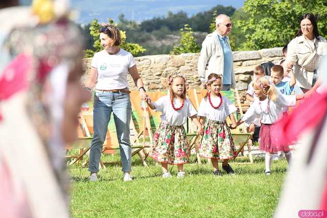 [WIDEO/FOTO] Występy zagranicznych zespołów podczas Śniadania na Trawie w Forcie Gaj. Ruszył 33. Międzynarodowy Festiwal Folkloru