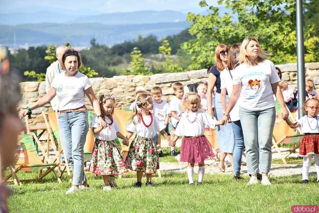 [WIDEO/FOTO] Występy zagranicznych zespołów podczas Śniadania na Trawie w Forcie Gaj. Ruszył 33. Międzynarodowy Festiwal Folkloru