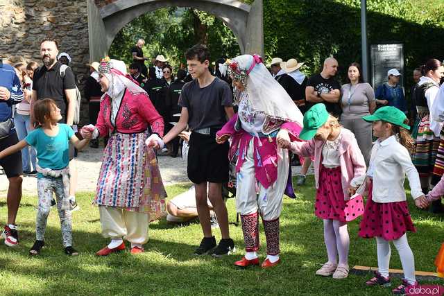 [WIDEO/FOTO] Występy zagranicznych zespołów podczas Śniadania na Trawie w Forcie Gaj. Ruszył 33. Międzynarodowy Festiwal Folkloru