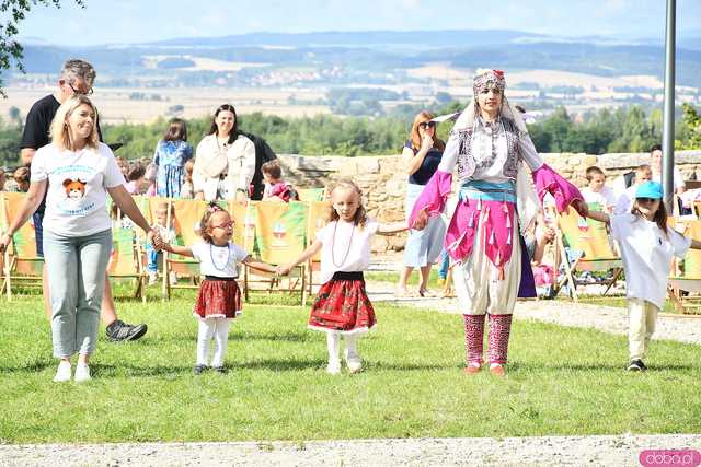 [WIDEO/FOTO] Występy zagranicznych zespołów podczas Śniadania na Trawie w Forcie Gaj. Ruszył 33. Międzynarodowy Festiwal Folkloru