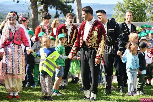 [WIDEO/FOTO] Występy zagranicznych zespołów podczas Śniadania na Trawie w Forcie Gaj. Ruszył 33. Międzynarodowy Festiwal Folkloru