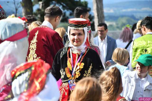 [WIDEO/FOTO] Występy zagranicznych zespołów podczas Śniadania na Trawie w Forcie Gaj. Ruszył 33. Międzynarodowy Festiwal Folkloru